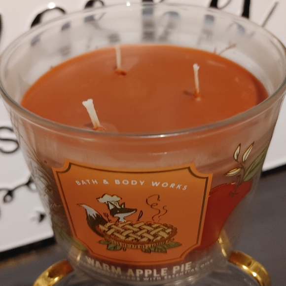 BATH & BODY WORKS 3 WICK CANDLE WARM APPLE PIE ๐ BRAND NEW - Picture 2 of 4